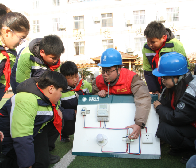经过播映动画片和安排兴趣试验为学生解说家庭用电安全常识